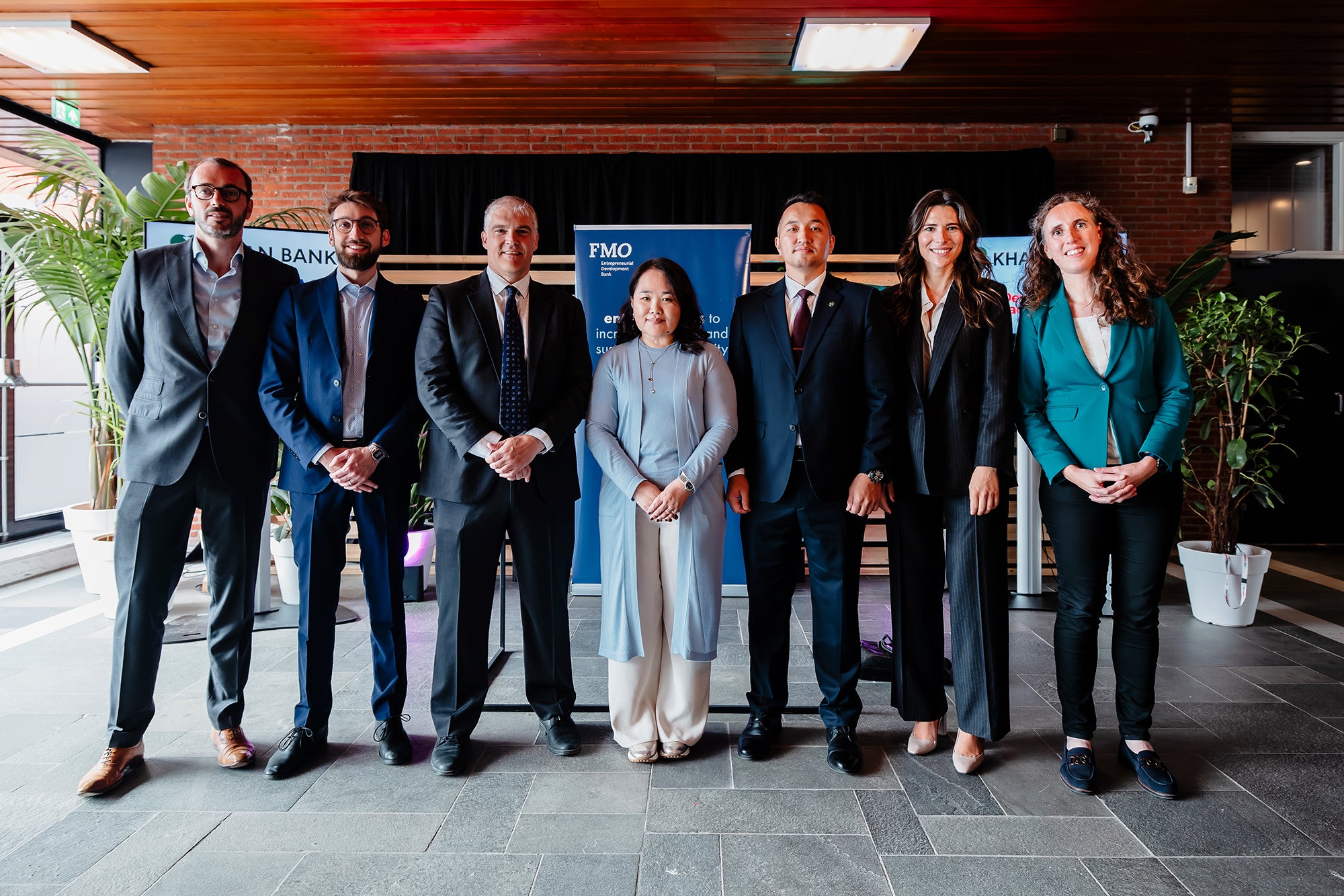 Banque Khan : Photo de personnes de la Banque Khan et de FinDev Canada lors d’une cérémonie de signature, posant et regardant vers la caméra.